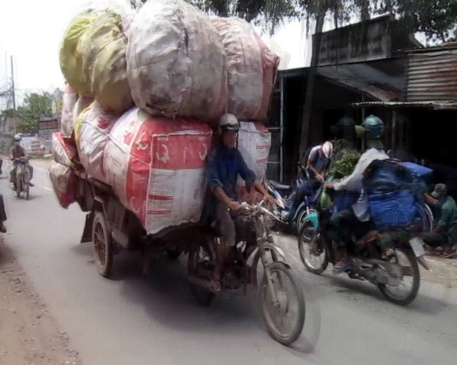 Chiếc xe “mù” lôi kéo những đống hàng được chất cao như núi cứ lao vun vút trên đường ở TP.HCM.